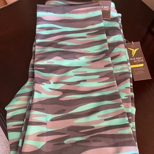 Old Navy Active Mid-Rise Fitted Crop. NWT